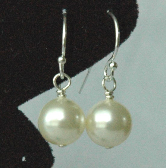 Bridal Pearl Earrings,Bridesmaid Earrings,Simple Triple Cream Pearl Earrings,Bridesmaid Gift Set Earrings,Bride Wedding Pearl Earrings