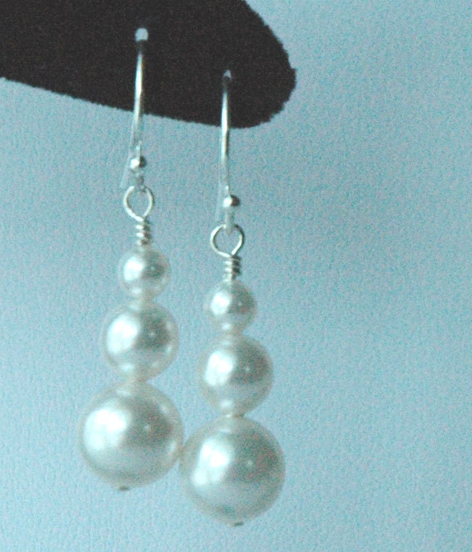 Bridal Pearl Earrings,Bridesmaid Earrings,Simple Triple Cream Pearl Earrings,Bridesmaid Gift Set Earrings,Bride Wedding Pearl Earrings