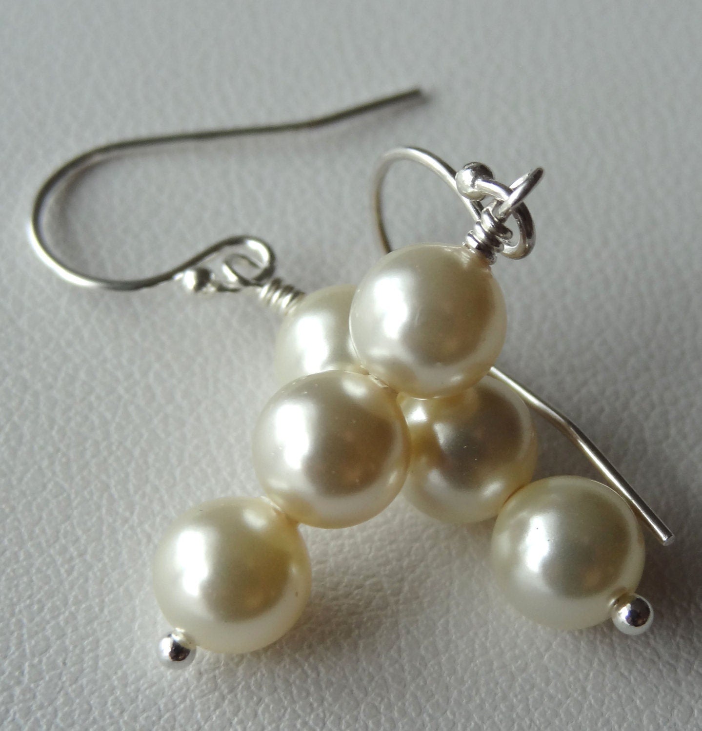 Bridal Pearl Earrings,Bridesmaid Earrings,Simple Triple Cream Pearl Earrings,Bridesmaid Gift Set Earrings,Bride Wedding Pearl Earrings